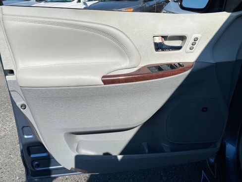 Used 2013 Toyota Sienna Limited w/ Premium Pkg FWD image 12
