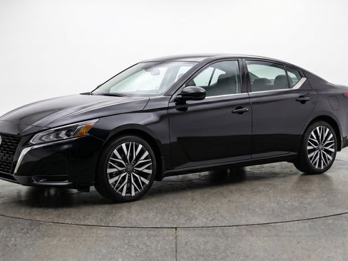 Used 2025 Nissan Altima 2.5 SV FWD image 3
