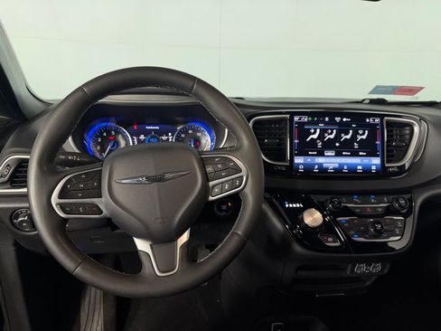 Used 2025 Chrysler Pacifica Select FWD image 13