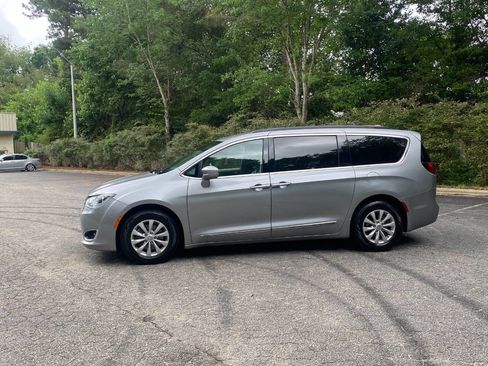 Used 2017 Chrysler Pacifica Touring-L FWD image 8