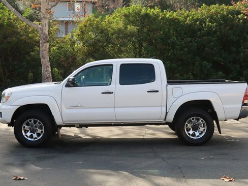 Used 2014 Toyota Tacoma PreRunner image 3