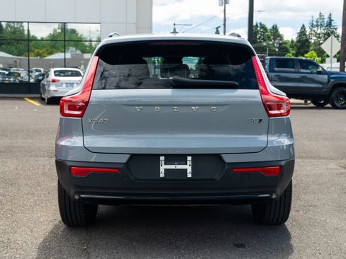 Used 2024 Volvo XC40 B5 Core AWD/4WD image 4