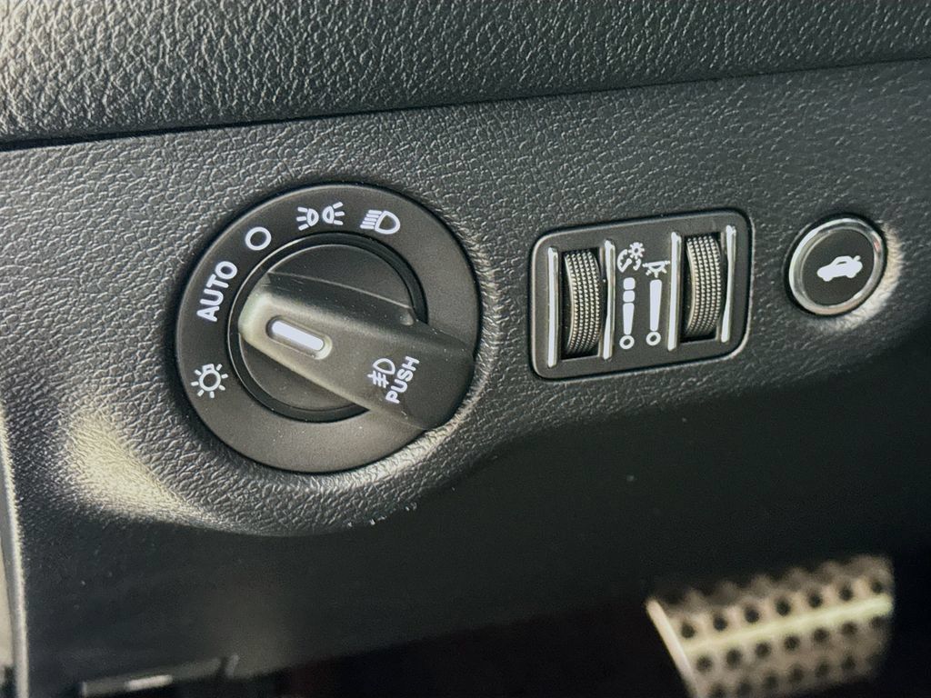 Used 2018 Dodge Challenger R/T RWD image 10