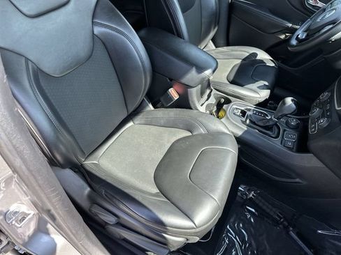 Used 2019 Jeep Cherokee Latitude Plus AWD/4WD image 27