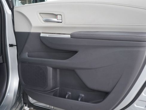 Used 2022 Toyota Sienna XLE image 9