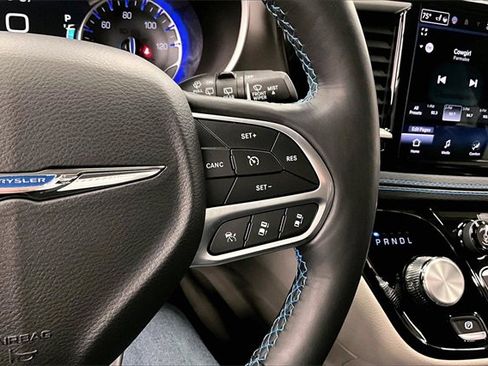 Used 2021 Chrysler Pacifica Touring-L w/ Uconnect Theater Family Group image 22