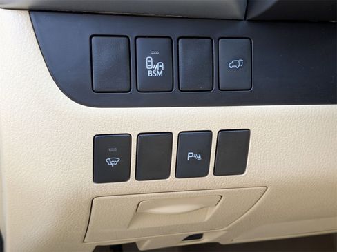 Used 2016 Toyota Highlander Limited image 17