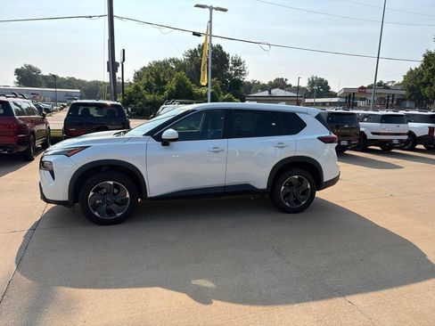 Used 2024 Nissan Rogue SV FWD image 5