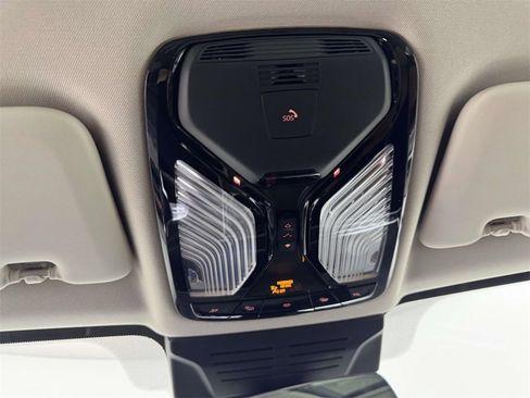 Used 2025 BMW X7 xDrive40i w/ Premium Package image 25