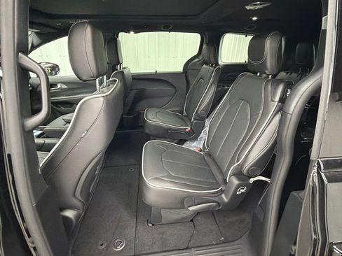 New 2027 Chrysler Pacifica Limited FWD image 10