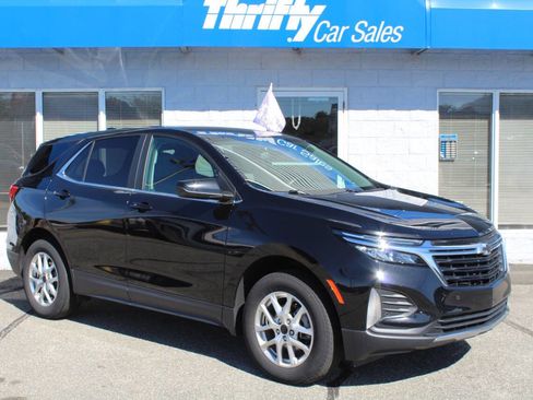 Used 2023 Chevrolet Equinox LT w/ Driver Convenience Package image 2