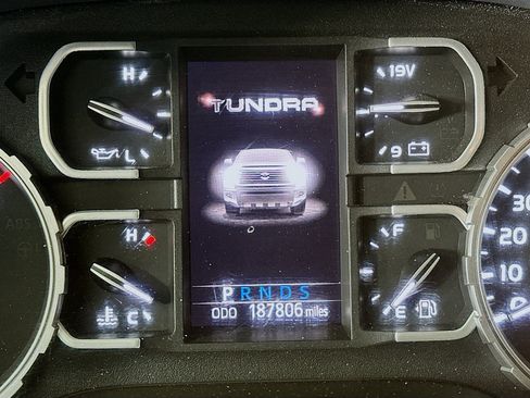 Used 2018 Toyota Tundra SR5 w/ SR5 Upgrade Package image 18