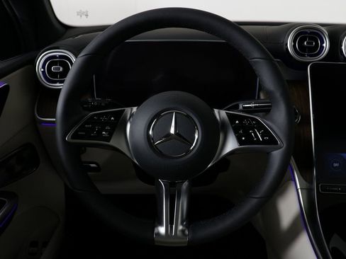 Used 2025 Mercedes-Benz GLC 350e 4MATIC image 18