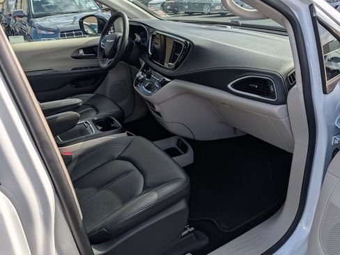 Used 2024 Chrysler Pacifica Limited FWD image 8