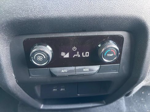 Used 2025 Chevrolet Traverse LT FWD image 25