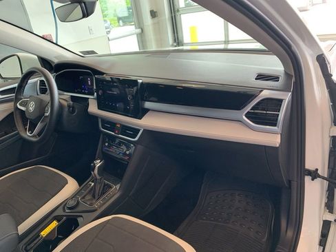 Used 2025 Volkswagen Taos SE AWD/4WD image 19