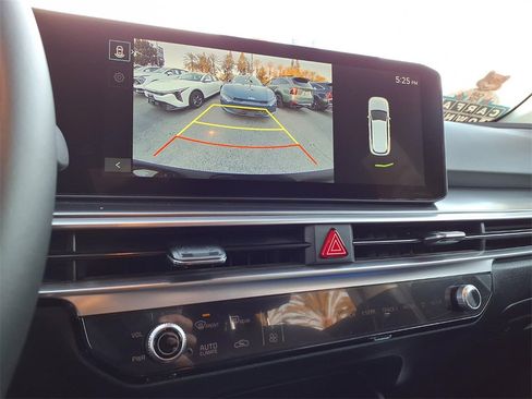 Used 2025 Kia Sorento S image 18