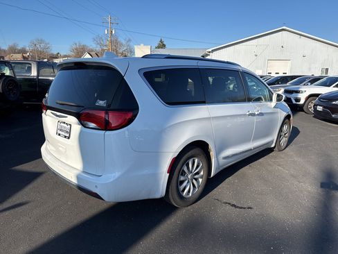 Used 2019 Chrysler Pacifica Touring-L image 7