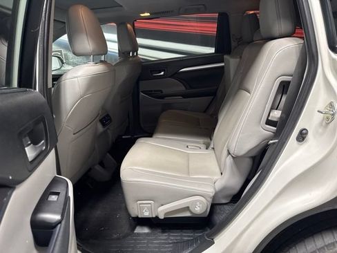 Used 2019 Toyota Highlander XLE FWD image 13