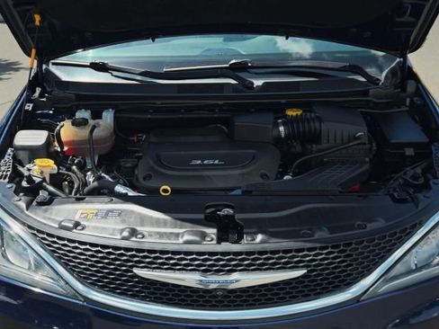 Used 2017 Chrysler Pacifica Limited w/ UConnect Theater Package FWD image 61