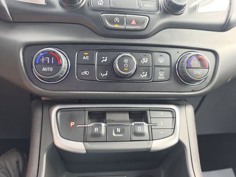 Used 2024 GMC Terrain SLT AWD/4WD image 30
