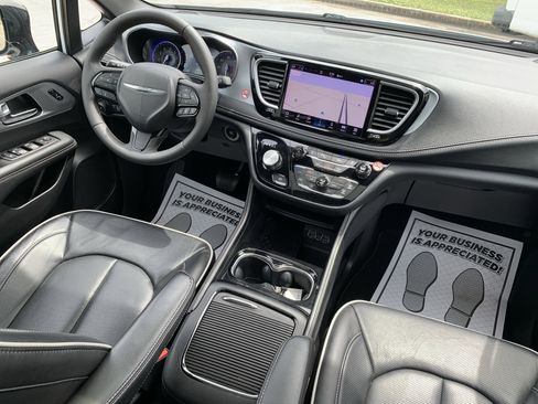 Used 2025 Chrysler Pacifica Limited FWD image 33
