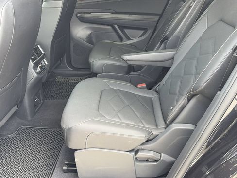 Certified 2026 Volkswagen Atlas SE w/ Panoramic Sunroof Package FWD image 18