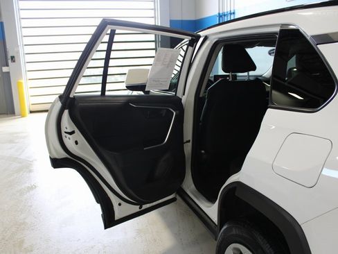 Used 2021 Toyota RAV4 LE image 15