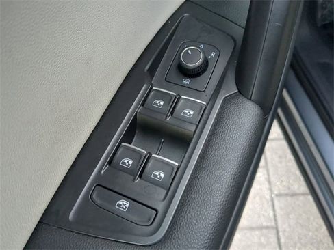 Certified 2021 Volkswagen Tiguan SE image 17