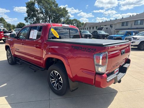 Used 2021 Toyota Tacoma TRD Sport w/ TRD Premium Sport Package image 3