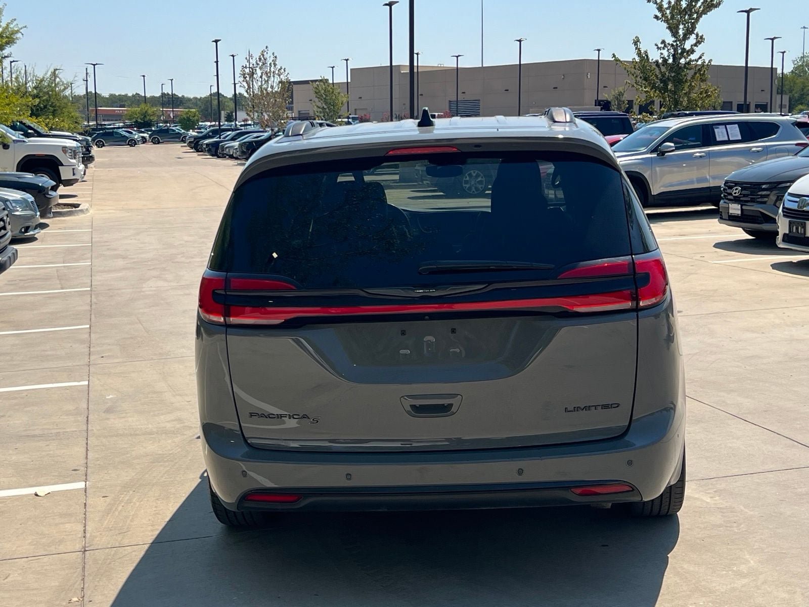 Used 2025 Chrysler Pacifica Limited FWD image 12