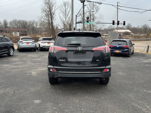 Used 2018 Toyota RAV4 LE image 4