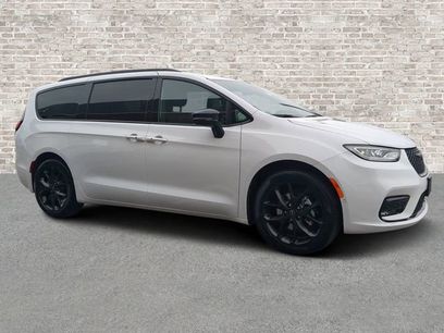 New 2026 Chrysler Pacifica Select w/ S Appearance Package