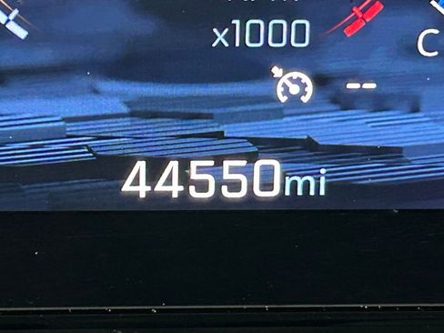 Used 2025 Chevrolet Suburban LT image 28