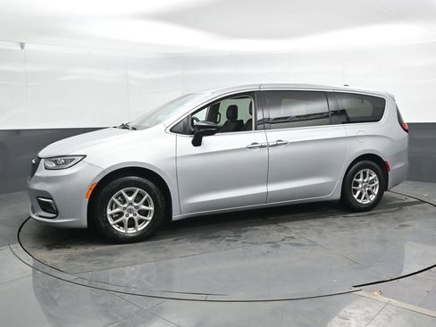 Used 2024 Chrysler Pacifica Touring-L FWD image 9