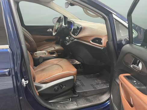 Used 2017 Chrysler Pacifica Limited FWD image 21
