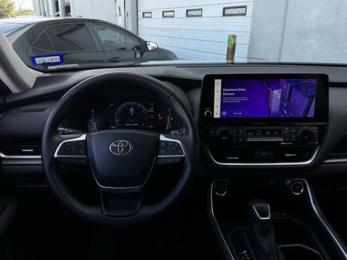 Used 2025 Toyota Grand Highlander FWD image 15
