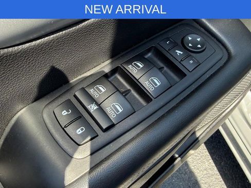 Used 2025 Chrysler Pacifica Limited FWD image 17