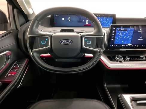 Used 2025 Ford Expedition Platinum image 7