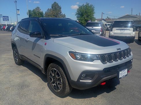 Used 2025 Jeep Compass Trailhawk AWD/4WD image 4