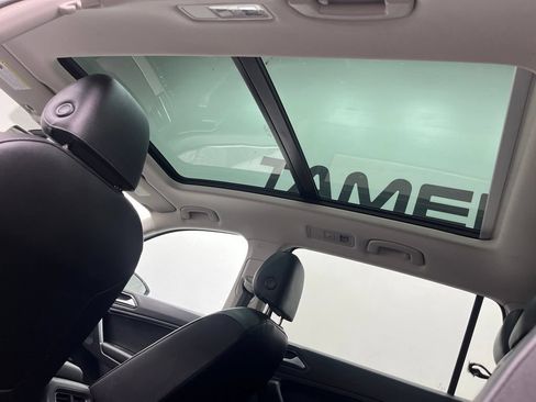 Used 2018 Volkswagen Tiguan SEL FWD image 13