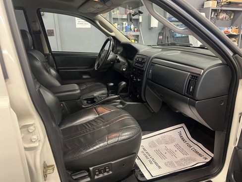 Used 2004 Jeep Grand Cherokee Laredo w/ Tan Your Hide Group image 6