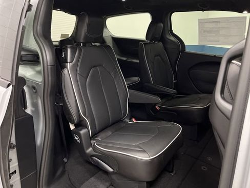 New 2026 Chrysler Pacifica Limited w/ S Appearance Package image 32