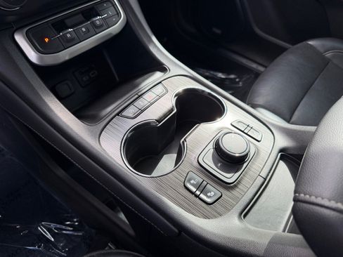 Used 2023 GMC Acadia SLT AWD/4WD image 15