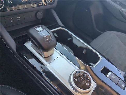 Used 2025 Mitsubishi Outlander SE image 11