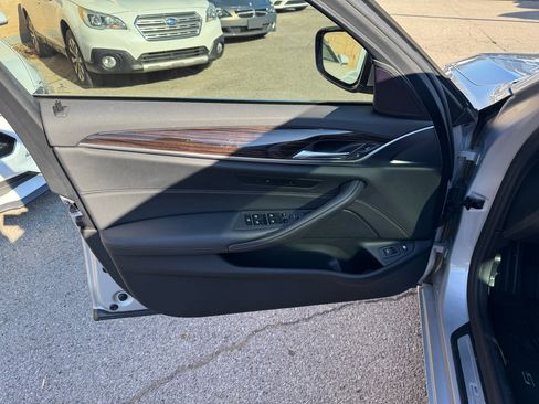 Used 2019 BMW 530e xDrive w/ Convenience Package image 11