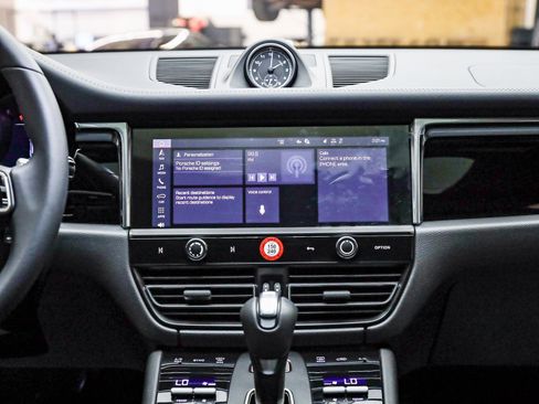 Used 2025 Porsche Macan image 18