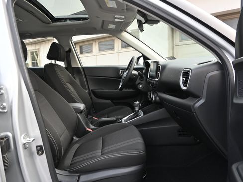 Used 2022 Hyundai Venue SEL image 32