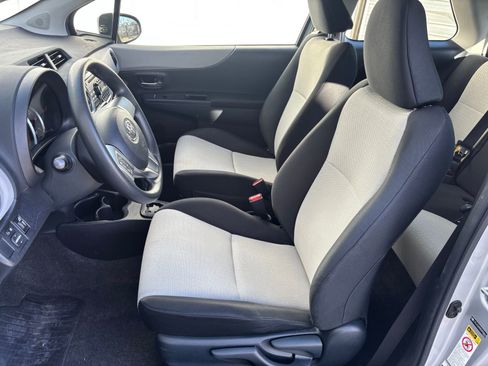 Used 2014 Toyota Yaris L image 12