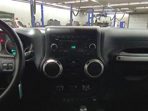 Used 2017 Jeep Wrangler Unlimited Sahara w/ Connectivity Group image 15